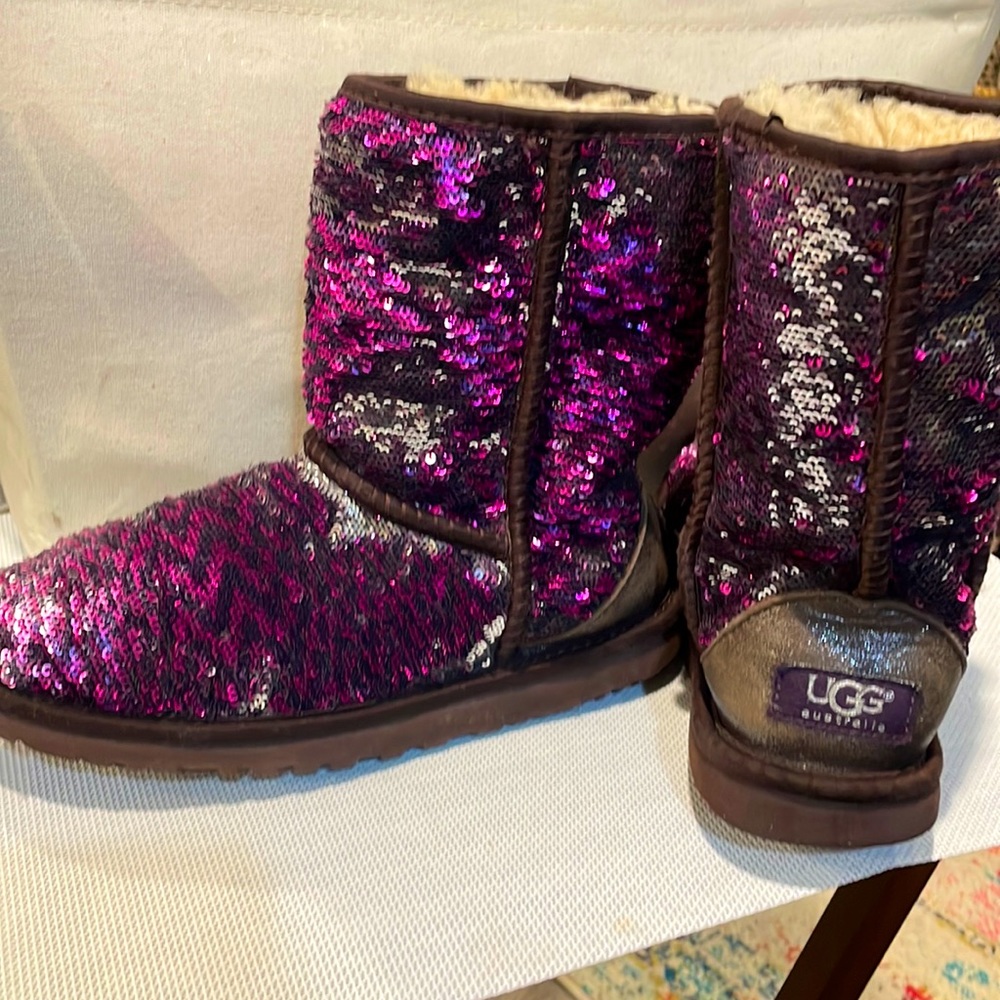 UGG’s RARE “LIMITED EDITION” 2-TONE REVERSIBLE PURPLE/SILVER SEQUIN SHORT BOOTS